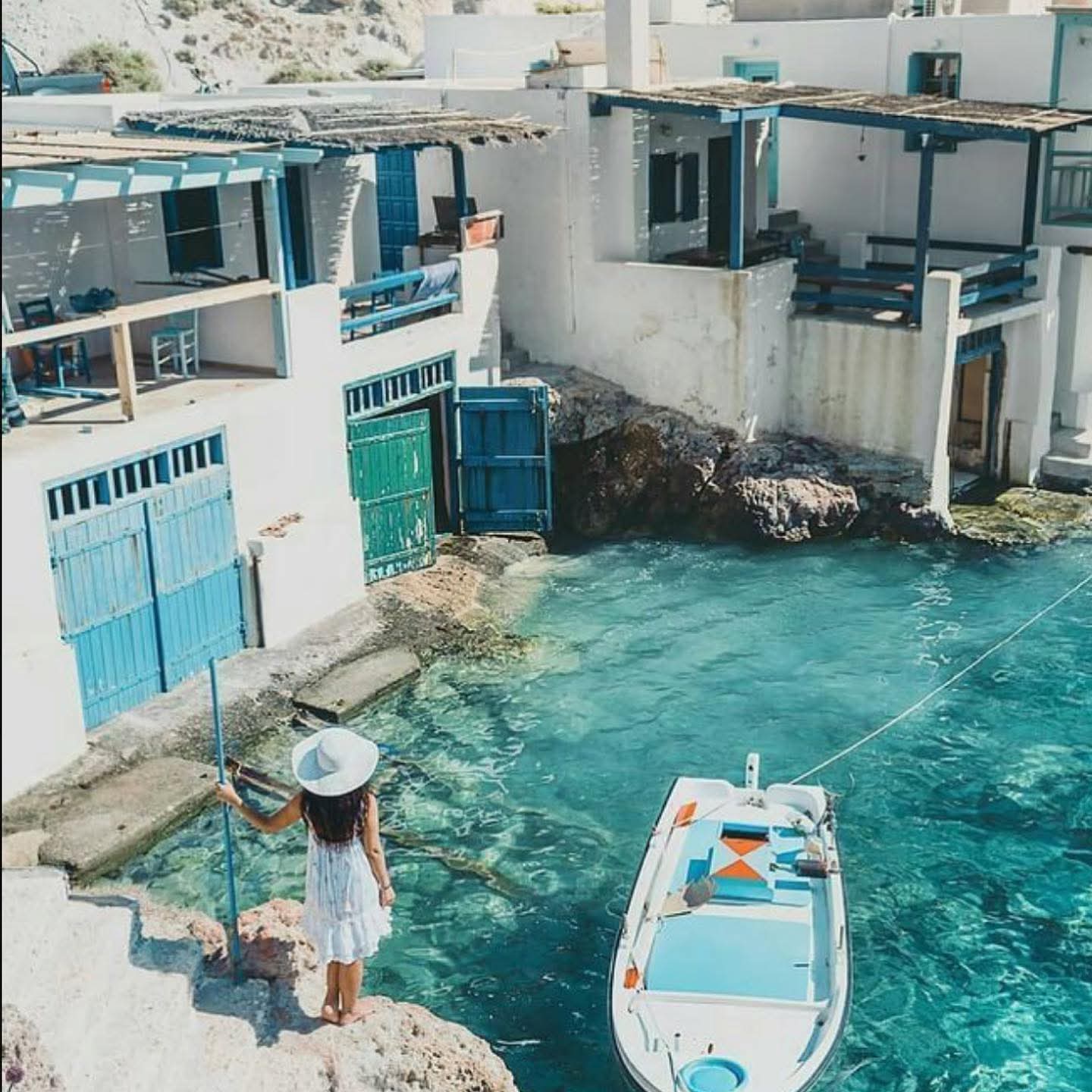 Casas brancas e mar cristalino em uma ilha grega
