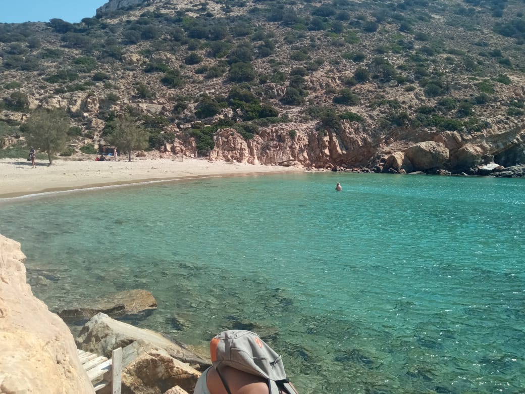 Praia de águas transparentes na Grécia